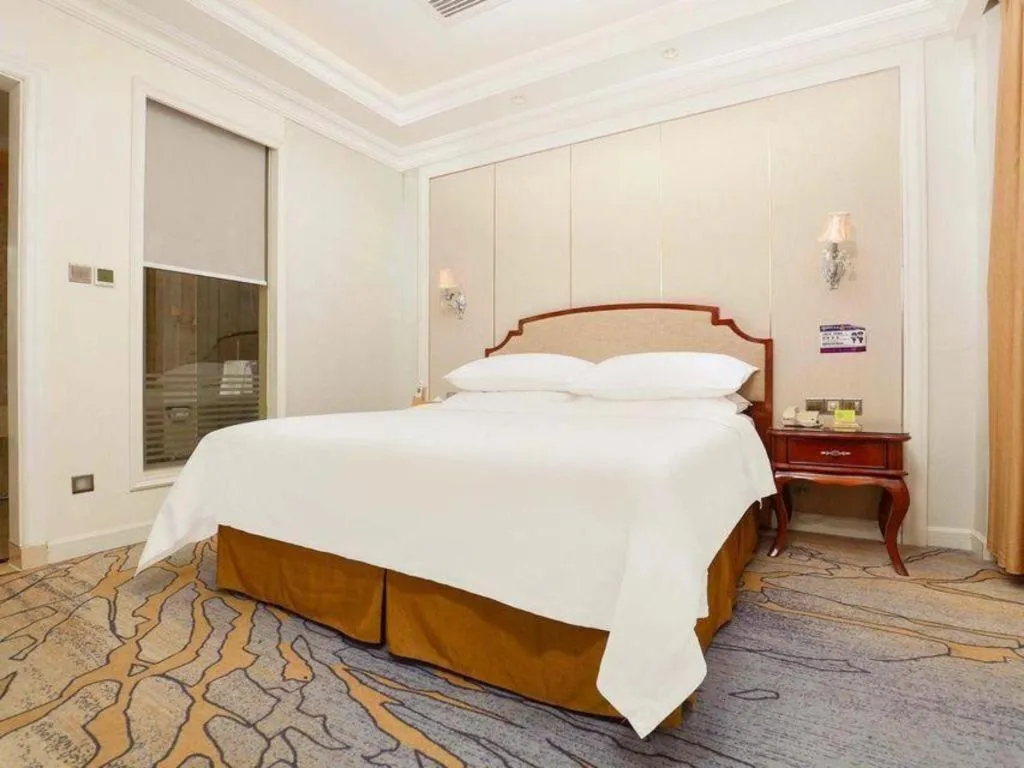 Bed in Vienna Hotel Guangzhou Baiyun College Jinyuan Plaza