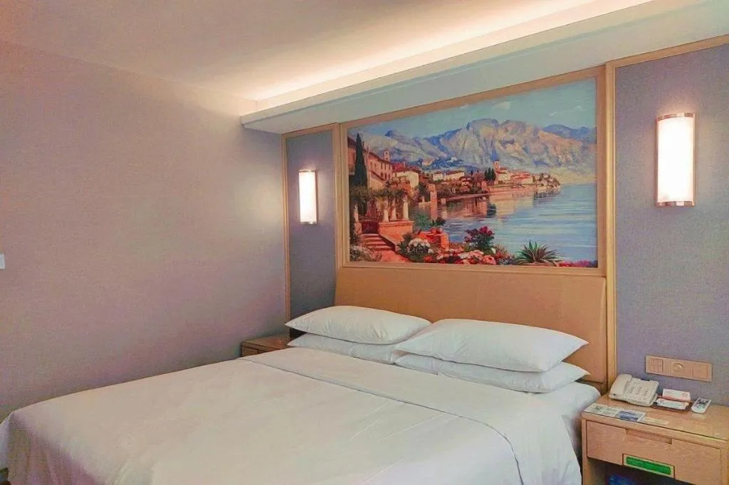 Bed in Vienna Hotel Guangxi Hechi Jinchengjiang Baima Street