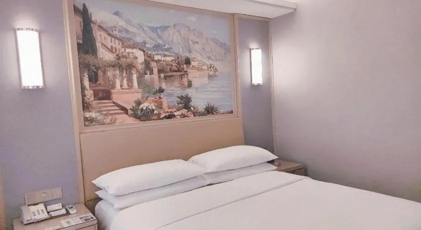 Bed in Vienna Hotel Guangxi Hechi Jinchengjiang Baima Street