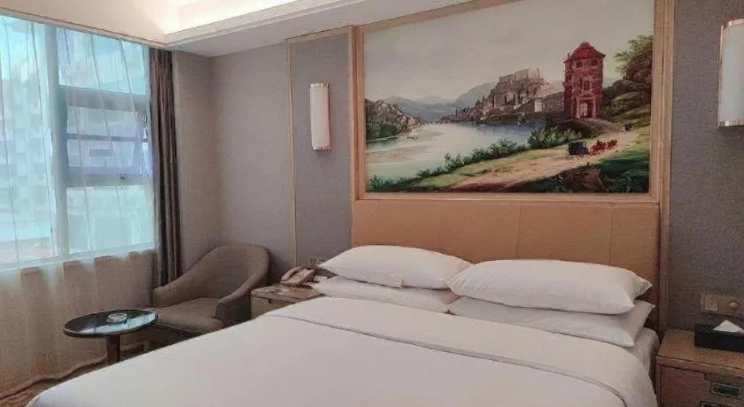 Bed in Vienna Hotel Guangxi Hechi Jinchengjiang Baima Street