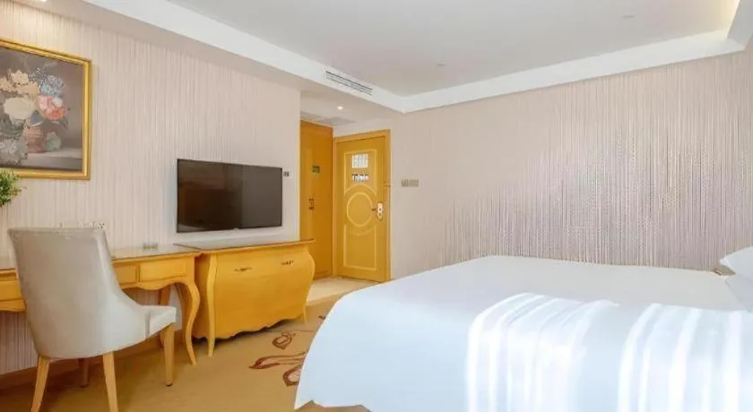 Bed in Vienna Hotel Guangdong Zhongshan Caihong Avenue