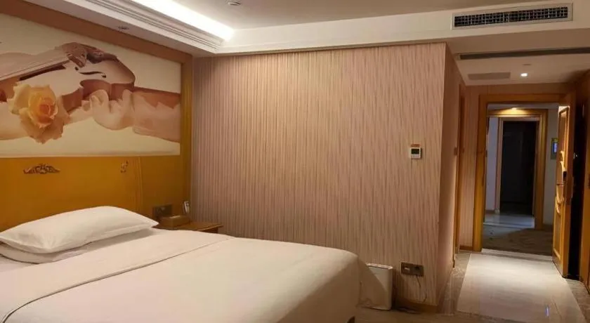 Bed in Vienna Hotel Guangdong Zhongshan Caihong Avenue