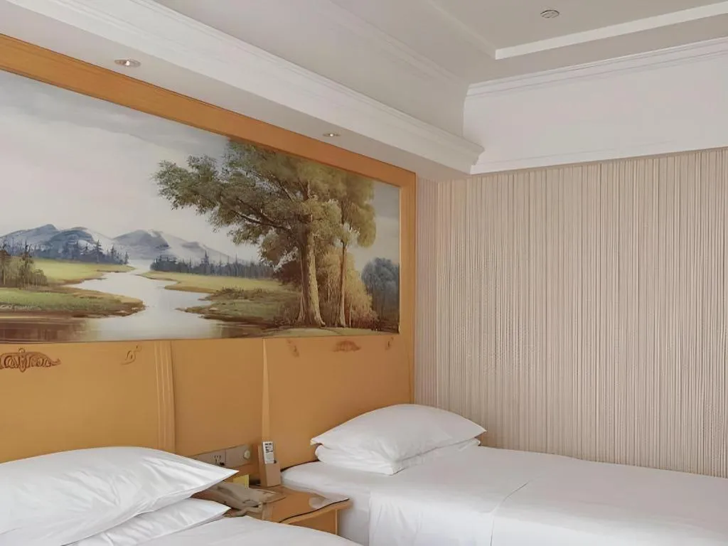 Bed in Vienna Hotel Guangdong Zhongshan Caihong Avenue