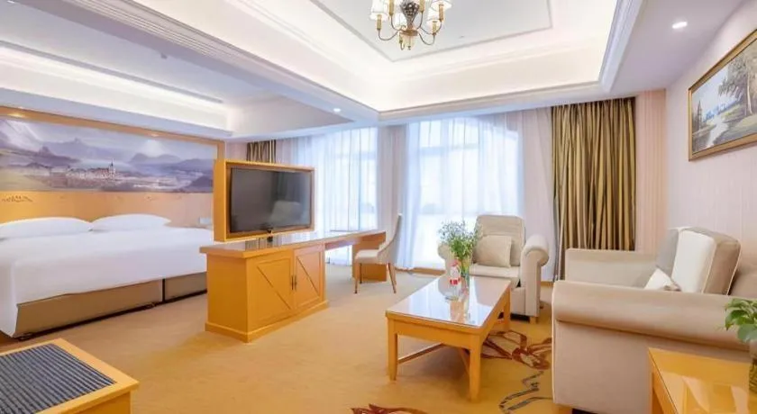 Bed in Vienna Hotel Guangdong Zhongshan Caihong Avenue