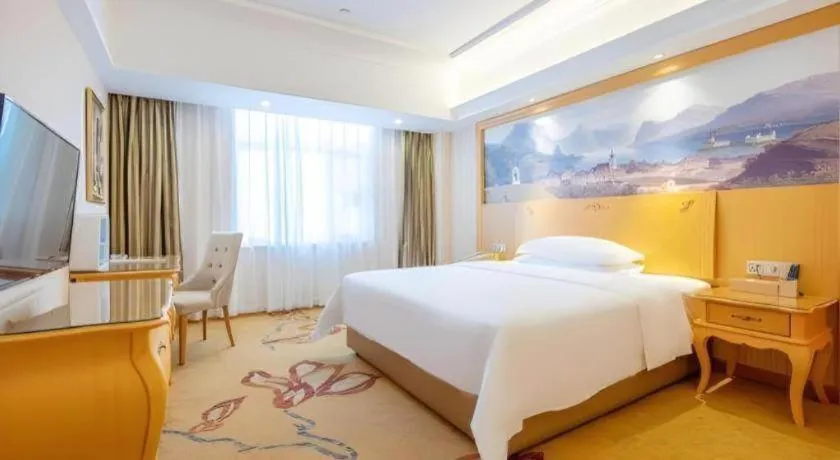 Bed in Vienna Hotel Guangdong Zhongshan Caihong Avenue