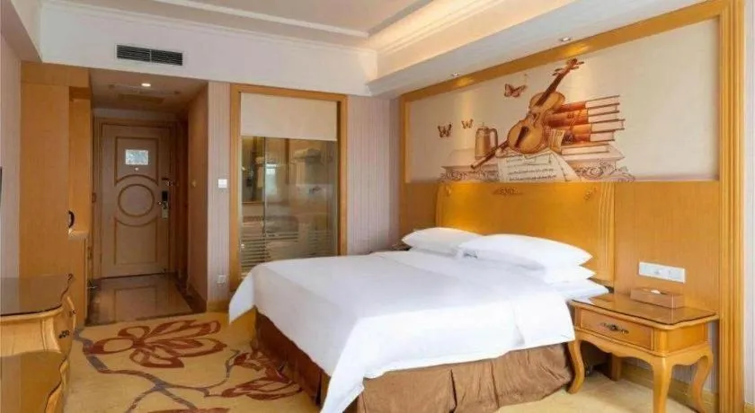 Bed in Vienna Hotel Shenzhen Window of the World Qiaochengdong Metro Station