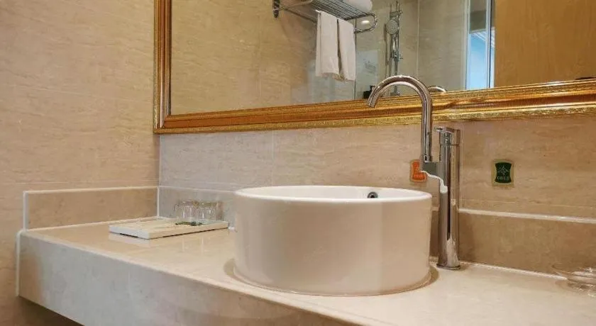 Vienna Hotel Shenzhen Window of the World Qiaochengdong Metro Station