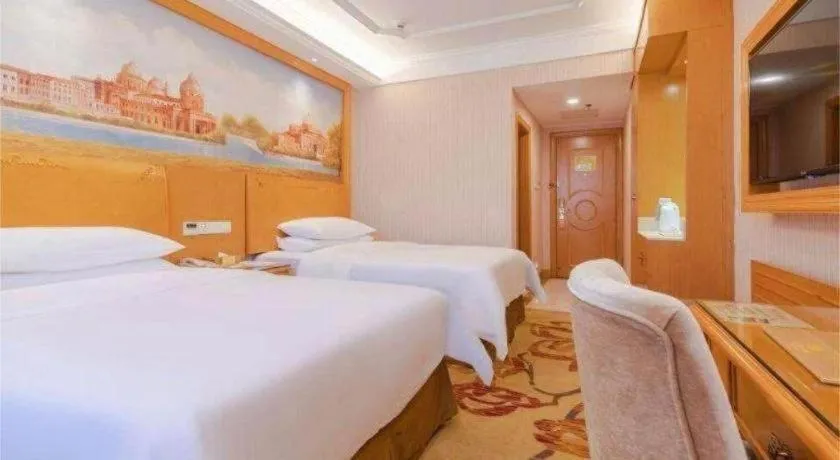 Bed in Vienna Hotel Shenzhen Window of the World Qiaochengdong Metro Station