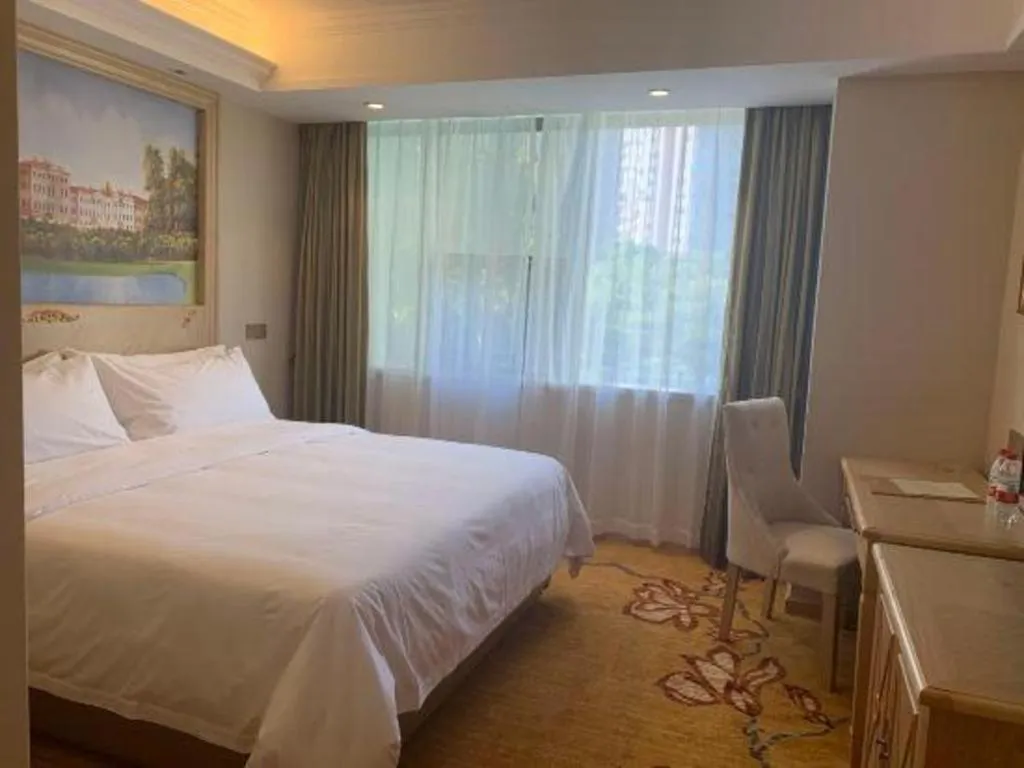Bed in Vienna Hotel Shenzhen Window of the World Qiaochengdong Metro Station