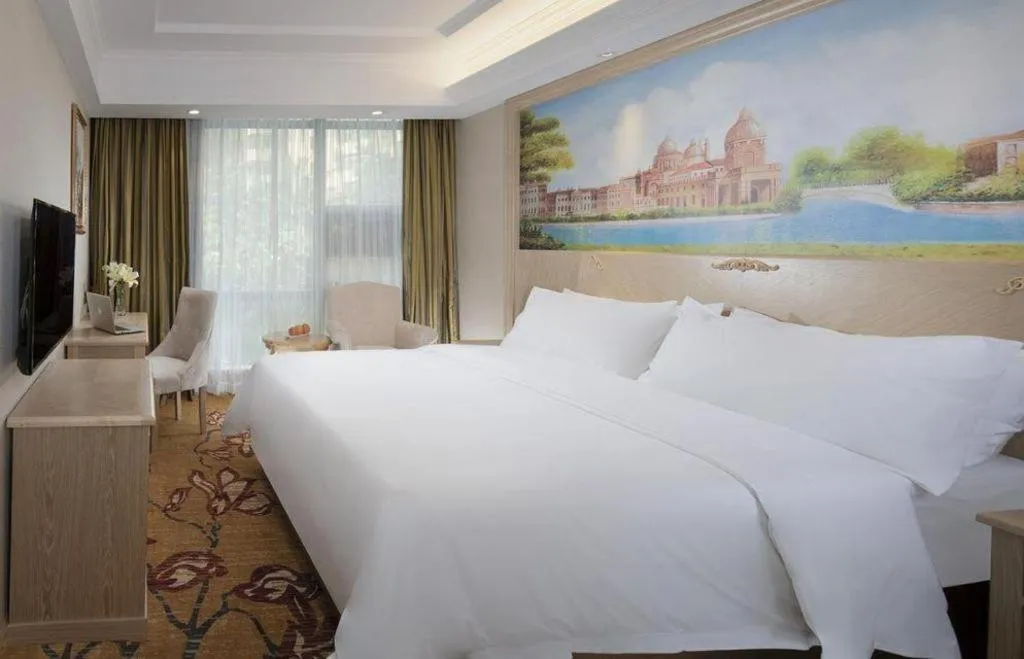 Bed in Vienna Hotel Shenzhen Window of the World Qiaochengdong Metro Station