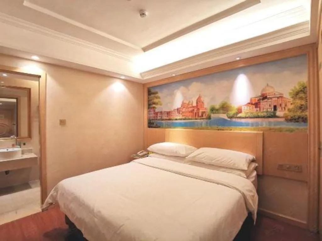 Bed in Vienna Hotel Shenzhen Window of the World Qiaochengdong Metro Station