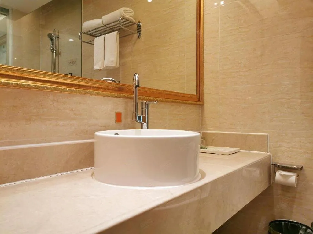 Vienna Hotel Shenzhen Window of the World Qiaochengdong Metro Station