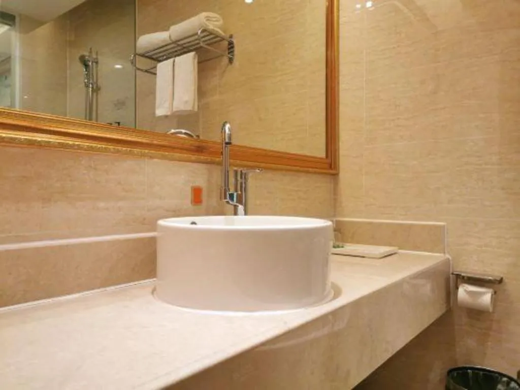 Vienna Hotel Shenzhen Window of the World Qiaochengdong Metro Station