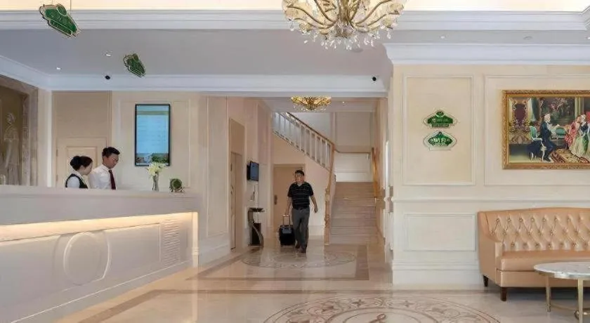 Vienna Hotel Shenzhen Window of the World Qiaochengdong Metro Station