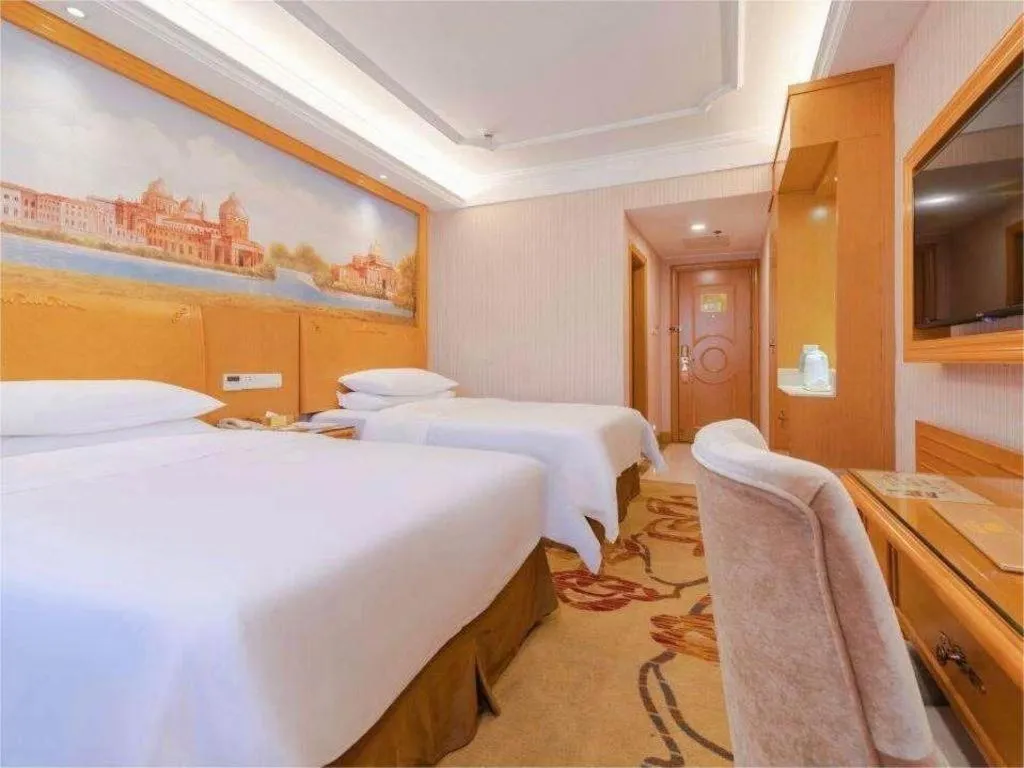 Bed in Vienna Hotel Shenzhen Window of the World Qiaochengdong Metro Station