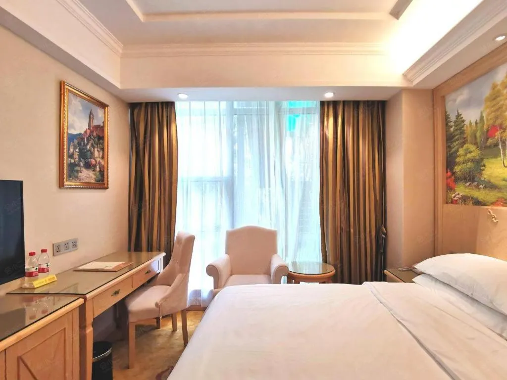 Bed in Vienna Hotel Shenzhen Window of the World Qiaochengdong Metro Station