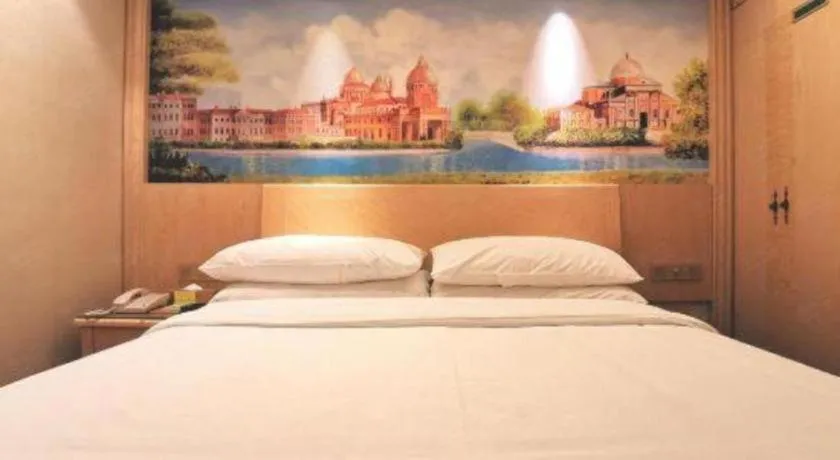 Bed in Vienna Hotel Shenzhen Window of the World Qiaochengdong Metro Station