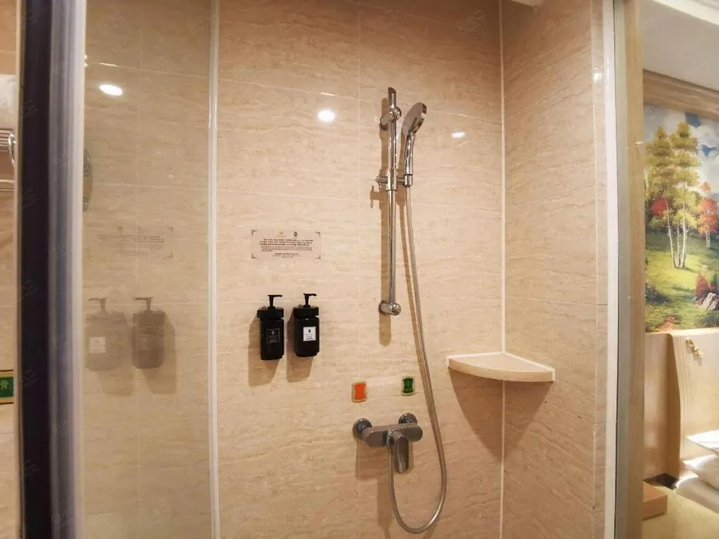 Vienna Hotel Shenzhen Window of the World Qiaochengdong Metro Station