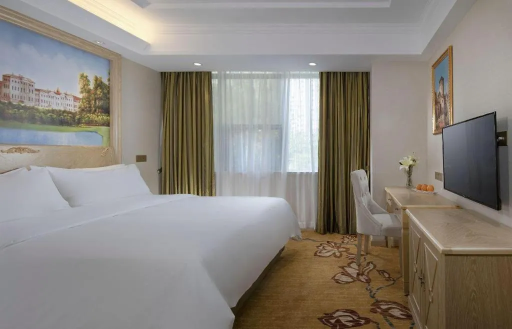 Bed in Vienna Hotel Shenzhen Window of the World Qiaochengdong Metro Station