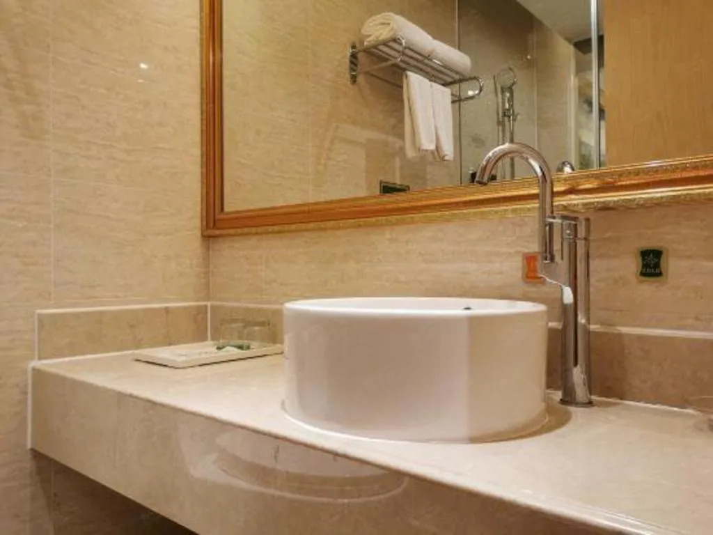 Vienna Hotel Shenzhen Window of the World Qiaochengdong Metro Station