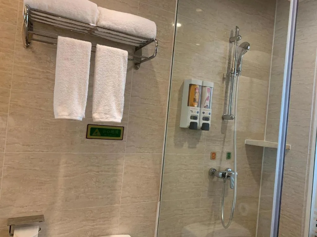 Vienna Hotel Shenzhen Window of the World Qiaochengdong Metro Station