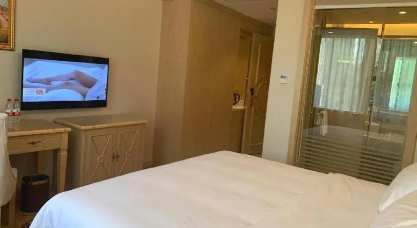 Bed in Vienna Hotel Shenzhen Window of the World Qiaochengdong Metro Station