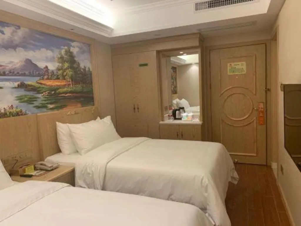 Bed in Vienna Hotel Shenzhen Window of the World Qiaochengdong Metro Station