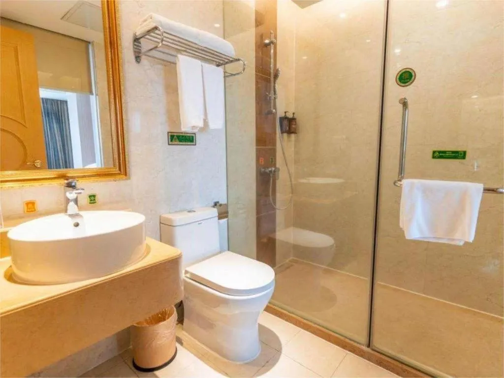 Vienna Hotel Shenzhen Window of the World Qiaochengdong Metro Station