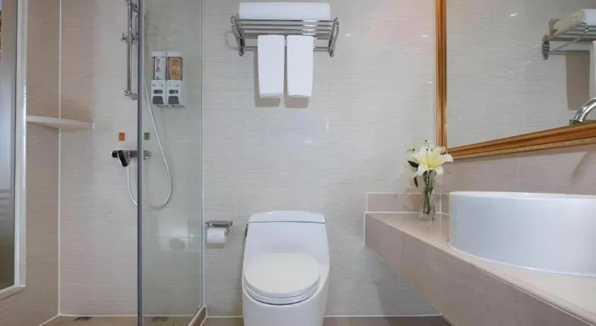 Vienna Hotel Shenzhen Window of the World Qiaochengdong Metro Station