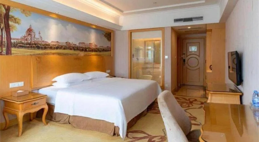 Bed in Vienna Hotel Shenzhen Window of the World Qiaochengdong Metro Station