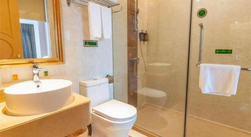 Vienna Hotel Shenzhen Window of the World Qiaochengdong Metro Station