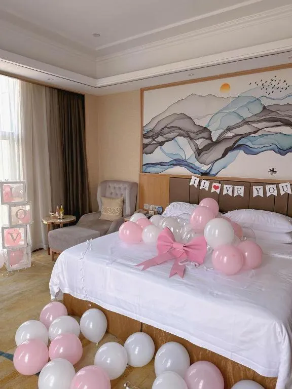 Bed in Venus Royal Hotel Nanning East High-Speed Railway Station