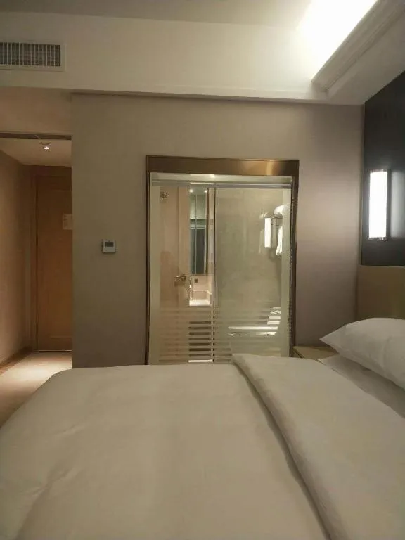 Bed in Vienna Hotel Yunnan Lijiang Ancient City