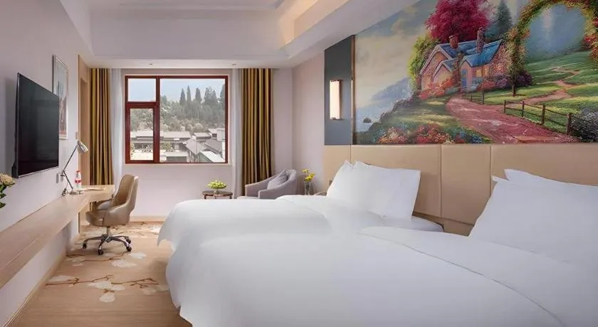 Bed in Vienna Hotel Yunnan Lijiang Ancient City