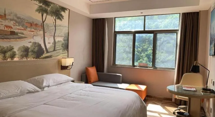 Bed in Vienna Hotel Guangxi Baise Xilin County Juting Cultural Arts Center