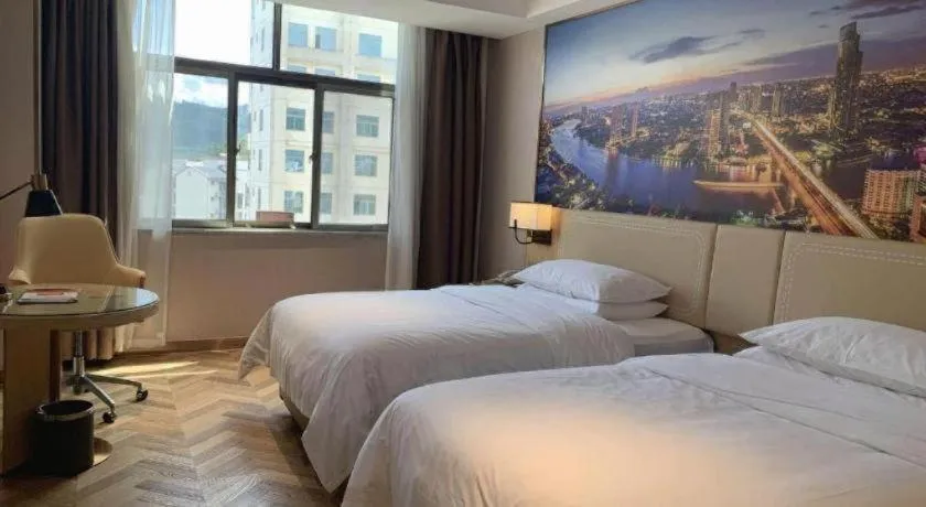 Bed in Vienna Hotel Guangxi Baise Xilin County Juting Cultural Arts Center