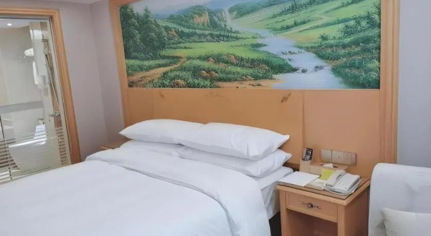 Bed in Vienna Hotel Guangdong Shaoguan Ruyuan Yao Cultural Square