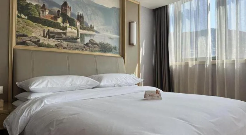 Bed in Vienna Hotel Zhejiang Lishui Qingtian Post Building