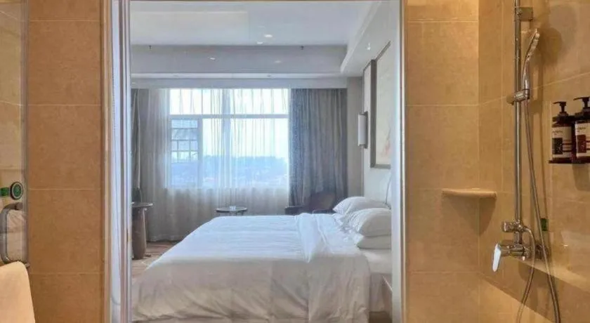 Bed in Vienna Hotel Xinfeng West High-Speed Railway Station