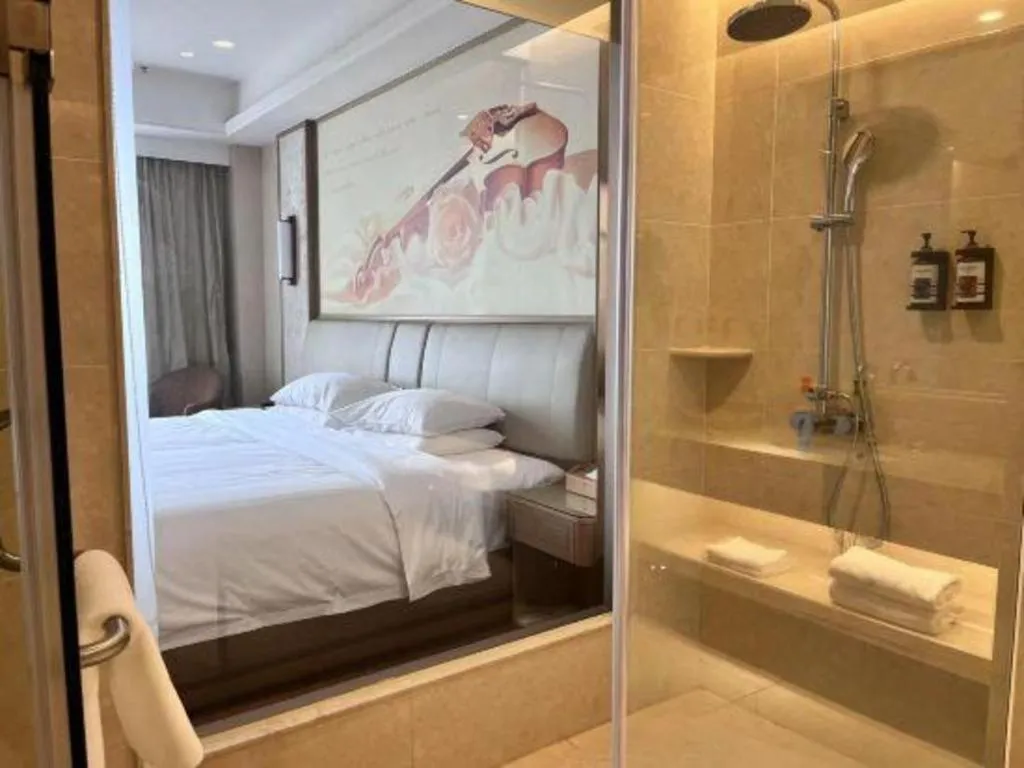 Bed in Vienna Hotel Xinfeng West High-Speed Railway Station