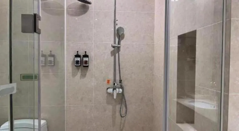 Vienna Hotel Xinfeng West High-Speed Railway Station