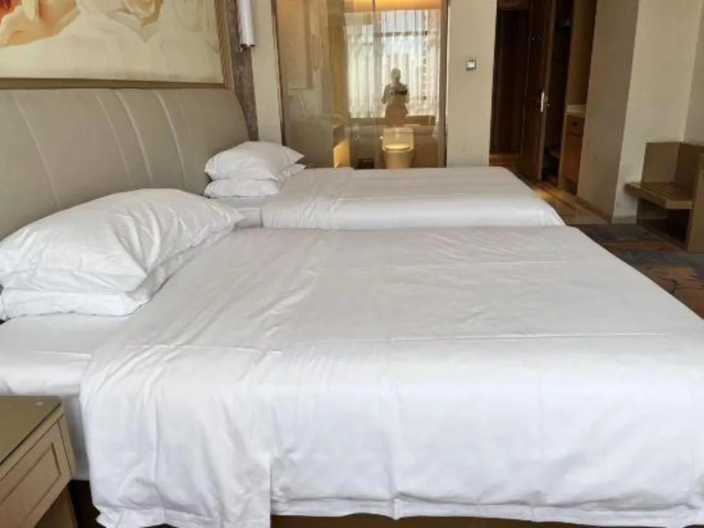 Bed in Vienna Hotel Xinfeng West High-Speed Railway Station