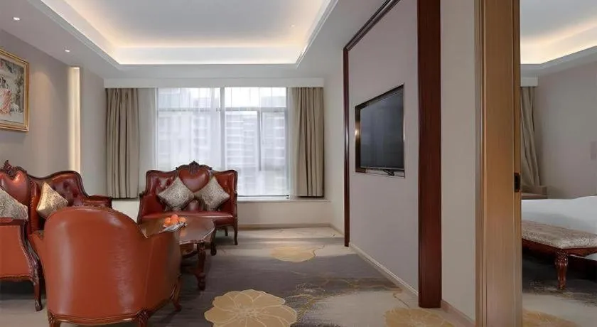 Vienna Hotel Xinfeng West High-Speed Railway Station