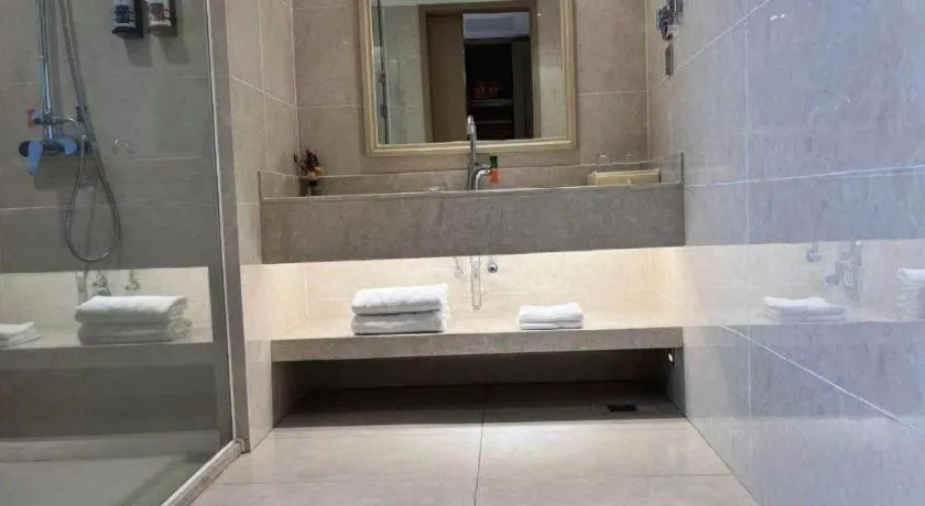 Vienna Hotel Xinfeng West High-Speed Railway Station