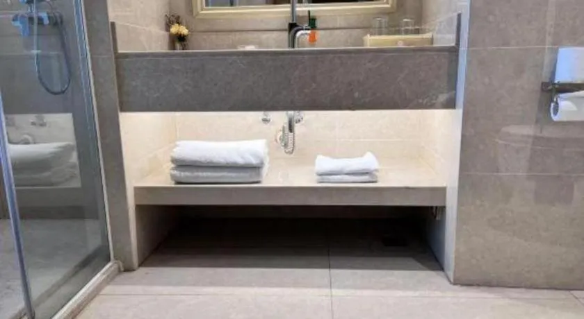 Vienna Hotel Xinfeng West High-Speed Railway Station