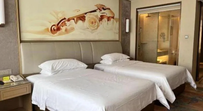 Bed in Vienna Hotel Xinfeng West High-Speed Railway Station