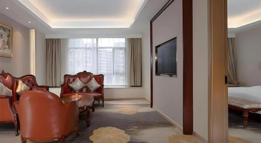 Vienna Hotel Xinfeng West High-Speed Railway Station