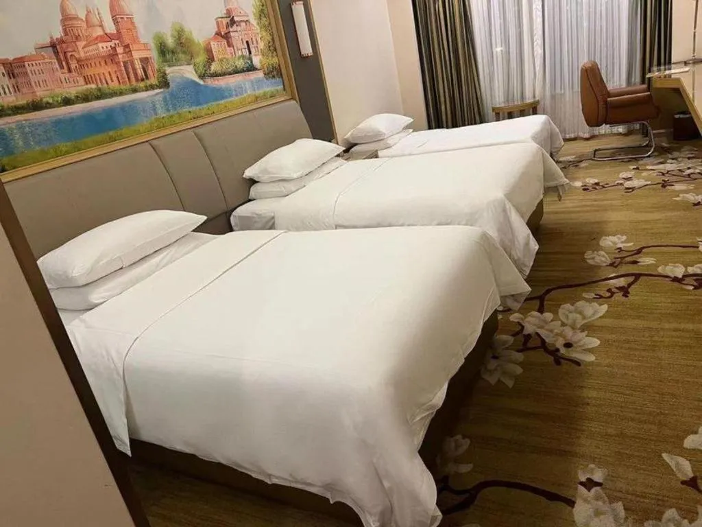 Bed in Vienna Hotel Tianjin Binhai International Airport Free Trade Zone