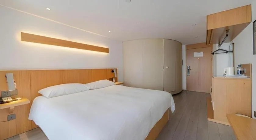 Bed in Meijin All Suites Hotel Suzhou