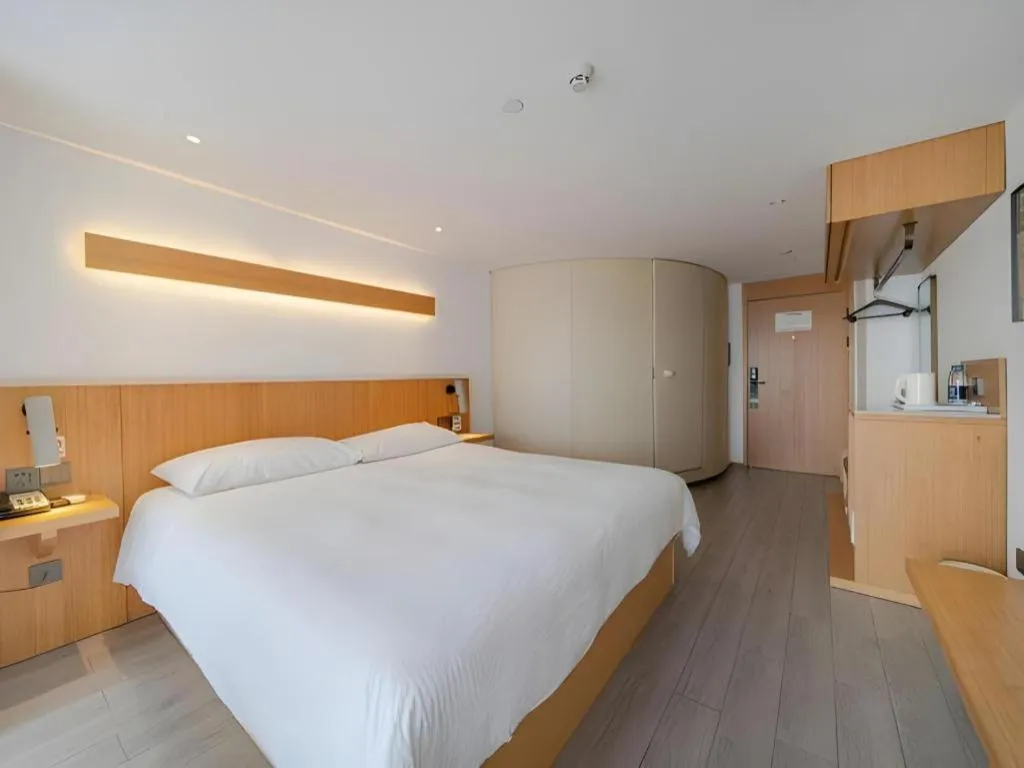 Bed in Meijin All Suites Hotel Suzhou